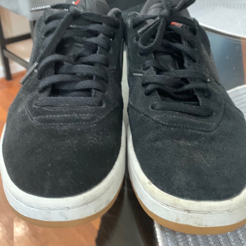 Women size 8 nike Court BLanc in very good condition black suede